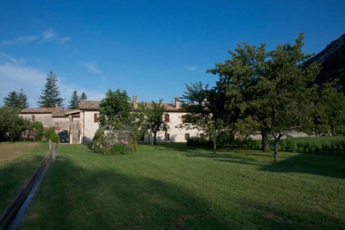 Pale Casa Ridente Nella Valle Del Menotre Con Giardino מראה חיצוני תמונה